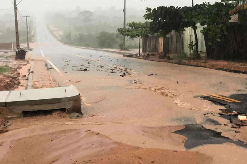 Fortes chuvas em Óbidos destroem parte do asfalto da PA-437, próximo a Baixa Funda