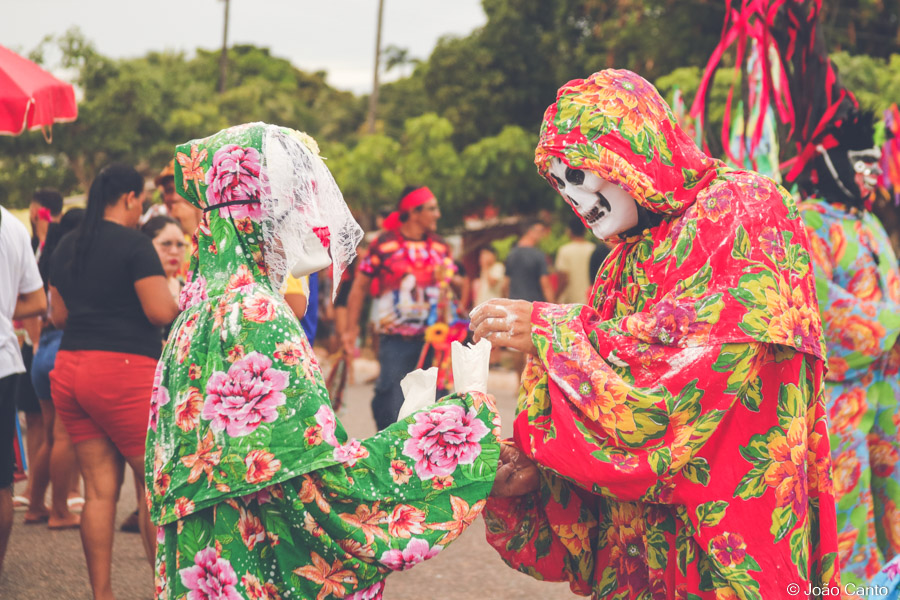 Pré Carnapauxis 2024: Mascarado Fobó leva alegria no arrastão do Bloco do Morro