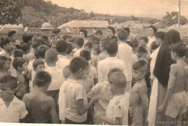 Dom Floriano com alunos do São Francisco