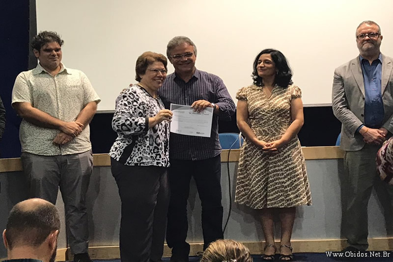 Bella Pinto recebendo de Zenaldo Coutinho o Certificado