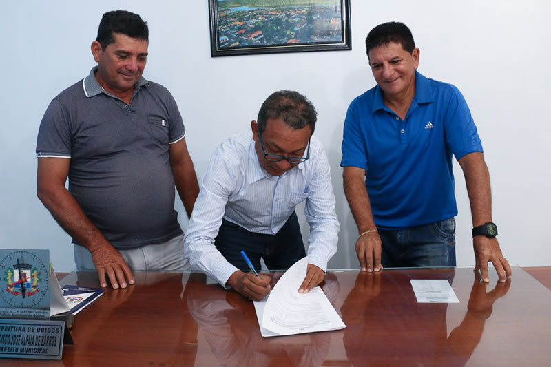Momento da assinatura da ordem de serviço