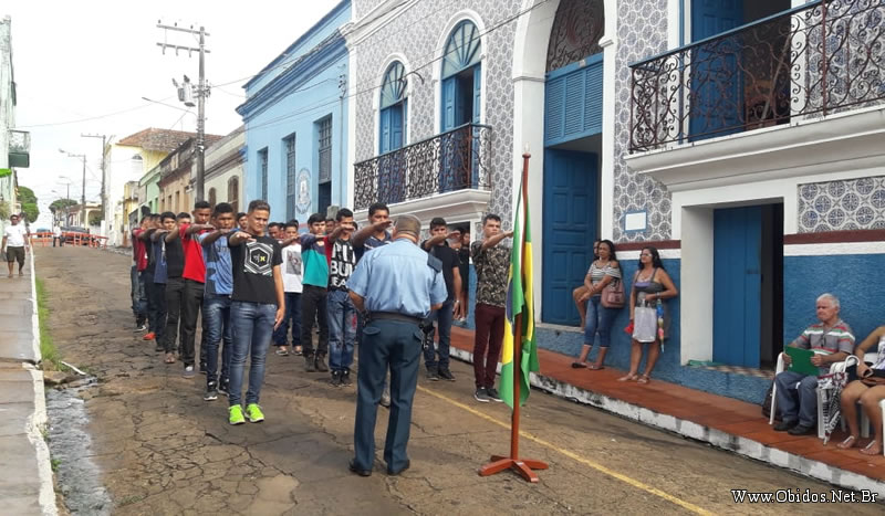 Jovens obidenses realizam Juramento da Bandeira