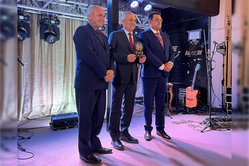 Prefeito Jaime Silva recebendo o Prêmio
