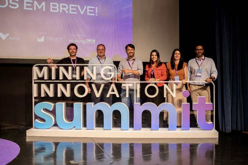 Lage ao lado de demais representantes de mineradoras durante o Summit