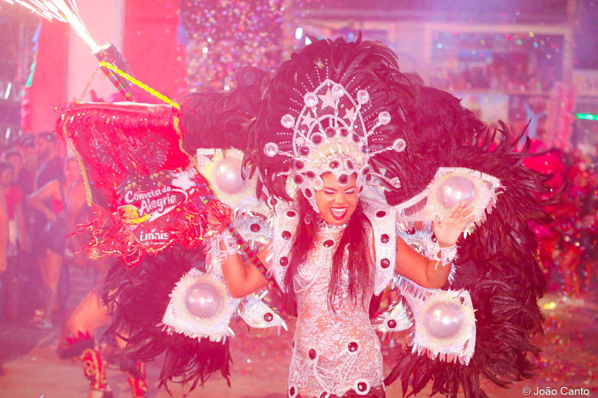 CARNAPAUXIS 2026: Bloco Águia Negra leva o “Cometa da Alegria” à avenida e arrasta multidão em Óbidos