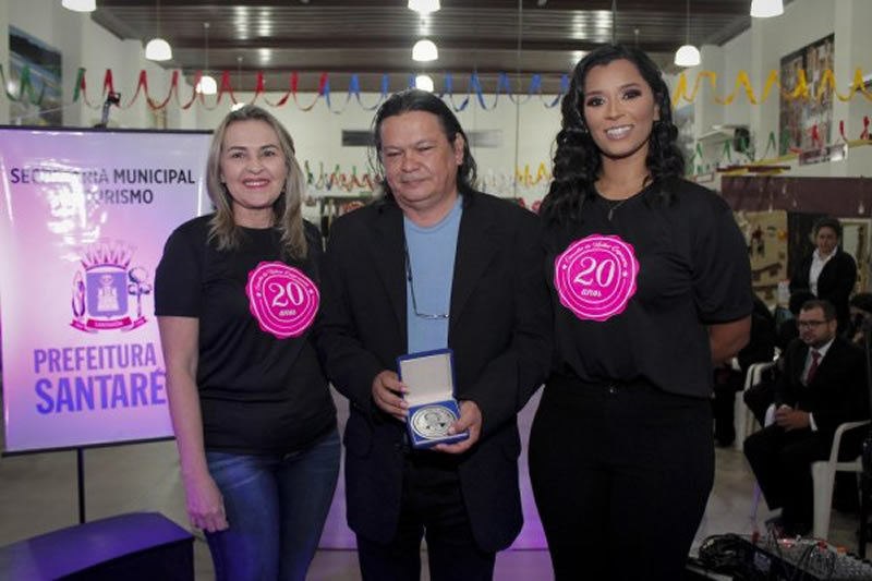 Cantor, Poeta e Compositor Eduardo Dias com diretoras da Aces