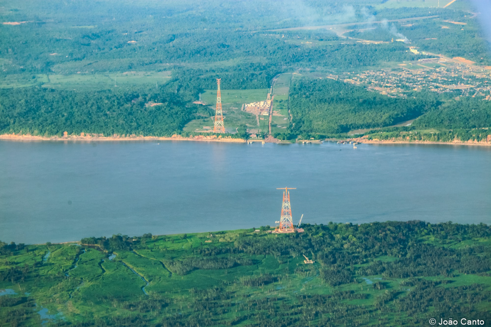 Torres que permitirão a travessia do Rio Amazonas