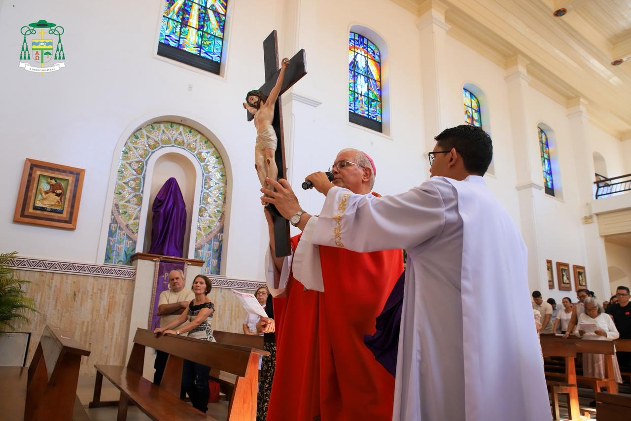 Fiéis participam de celebrações da Sexta-feira Santa em Óbidos